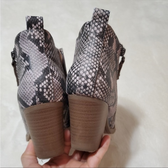 Universal Thread Snake Skin Booties - Picture 2 of 7